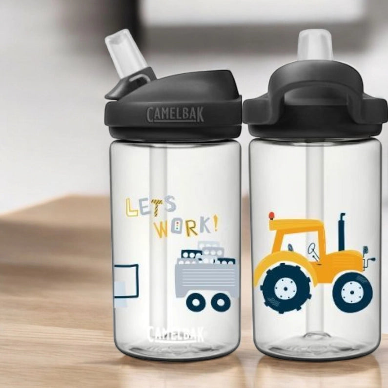 Camelbak Kinder Trinkflasche Traktor mit Anhänger. Clear Weisse eddy Camelbak Trinkflasche für Kinder, mit Traktor-Motiv und mit Namen personalisiert. Schwarzer Aufsatz mit Strohhalm.