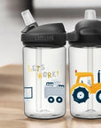 Camelbak Kinder Trinkflasche Traktor mit Anhänger. Clear Weisse eddy Camelbak Trinkflasche für Kinder, mit Traktor-Motiv und mit Namen personalisiert. Schwarzer Aufsatz mit Strohhalm.
