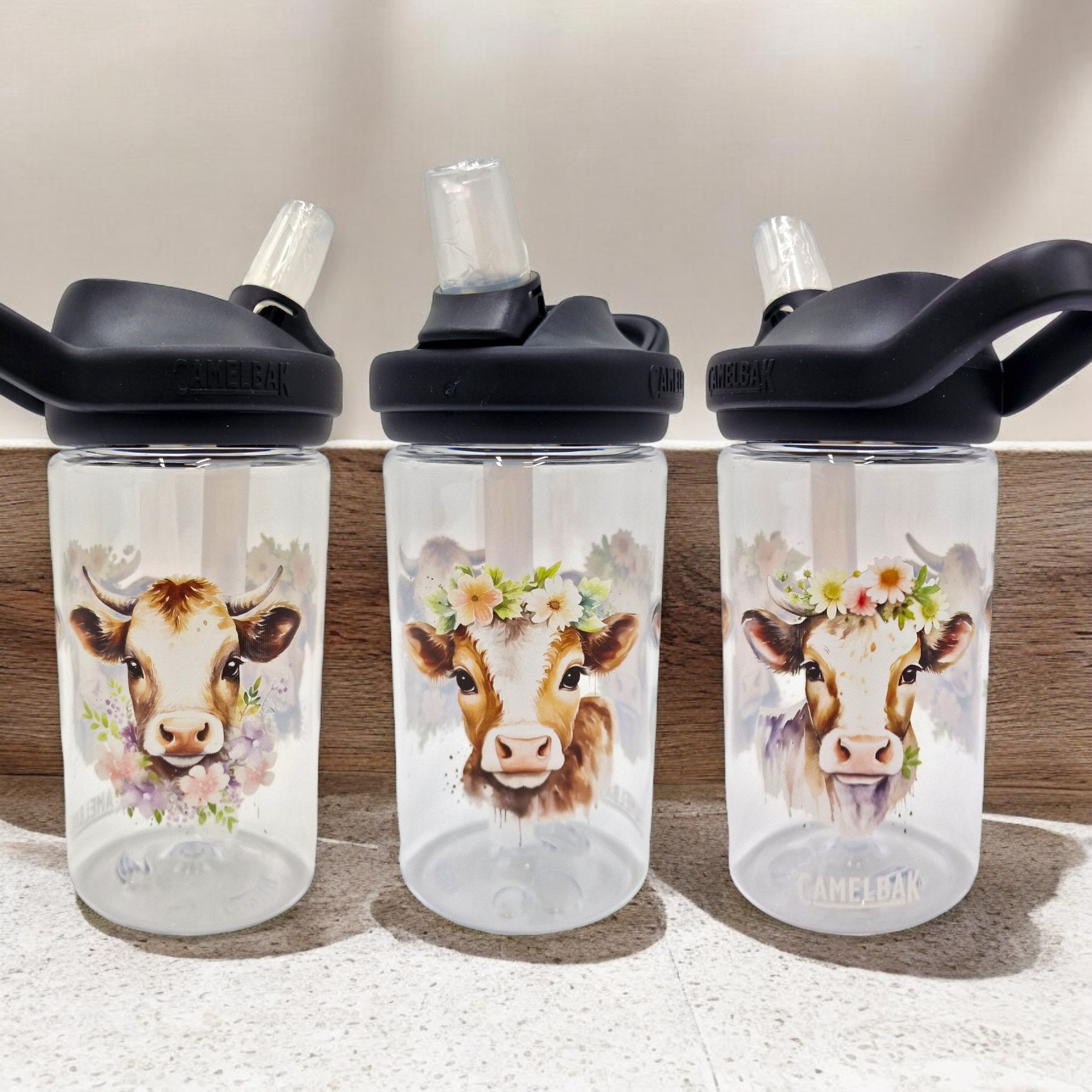 Camelbak Kinder Trinkflasche Kuhkalber. Clear Weisse eddy Camelbak Trinkflasche für Kinder, mit Tier-Motiv und mit Namen personalisiert. Schwarzer Aufsatz mit Strohhalm.