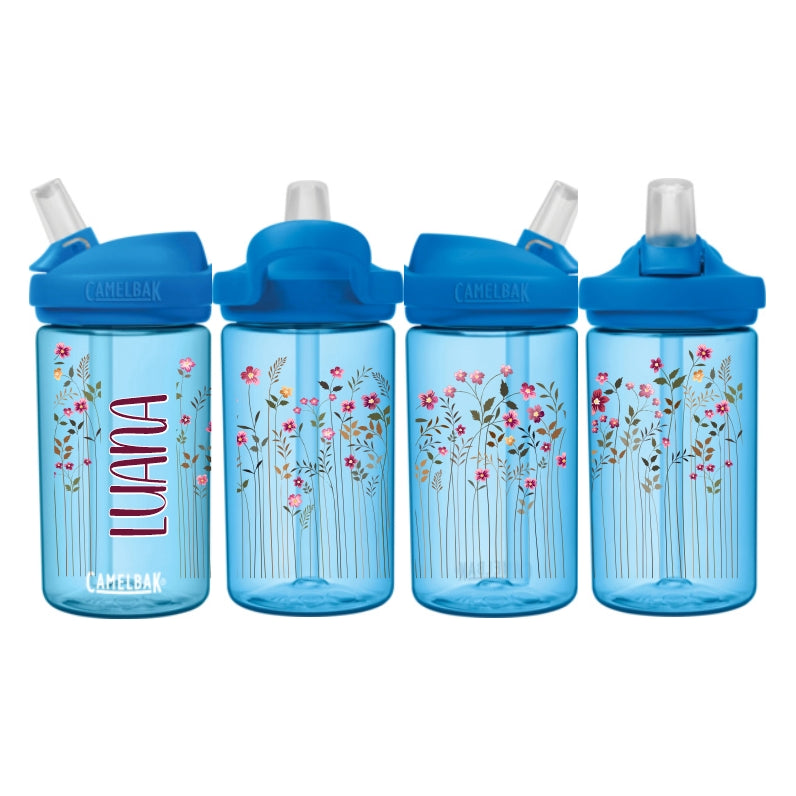 Blaue eddy Camelbak Trinkflasche für Kinder, mit Blumenwiesen-Motiv und mit Namen personalisiert. Blauer Aufsatz mit Strohhalm.