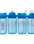 Blaue eddy Camelbak Trinkflasche für Kinder, mit Blumenwiesen-Motiv und mit Namen personalisiert. Blauer Aufsatz mit Strohhalm.