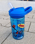 Camelbak Kinder Trinkflasche Motocross. Blauer eddy Camelbak Trinkflasche für Kinder, mit Motocross Monstertruck-Motiv und mit Namen personalisiert. Blauer Aufsatz mit Strohhalm.