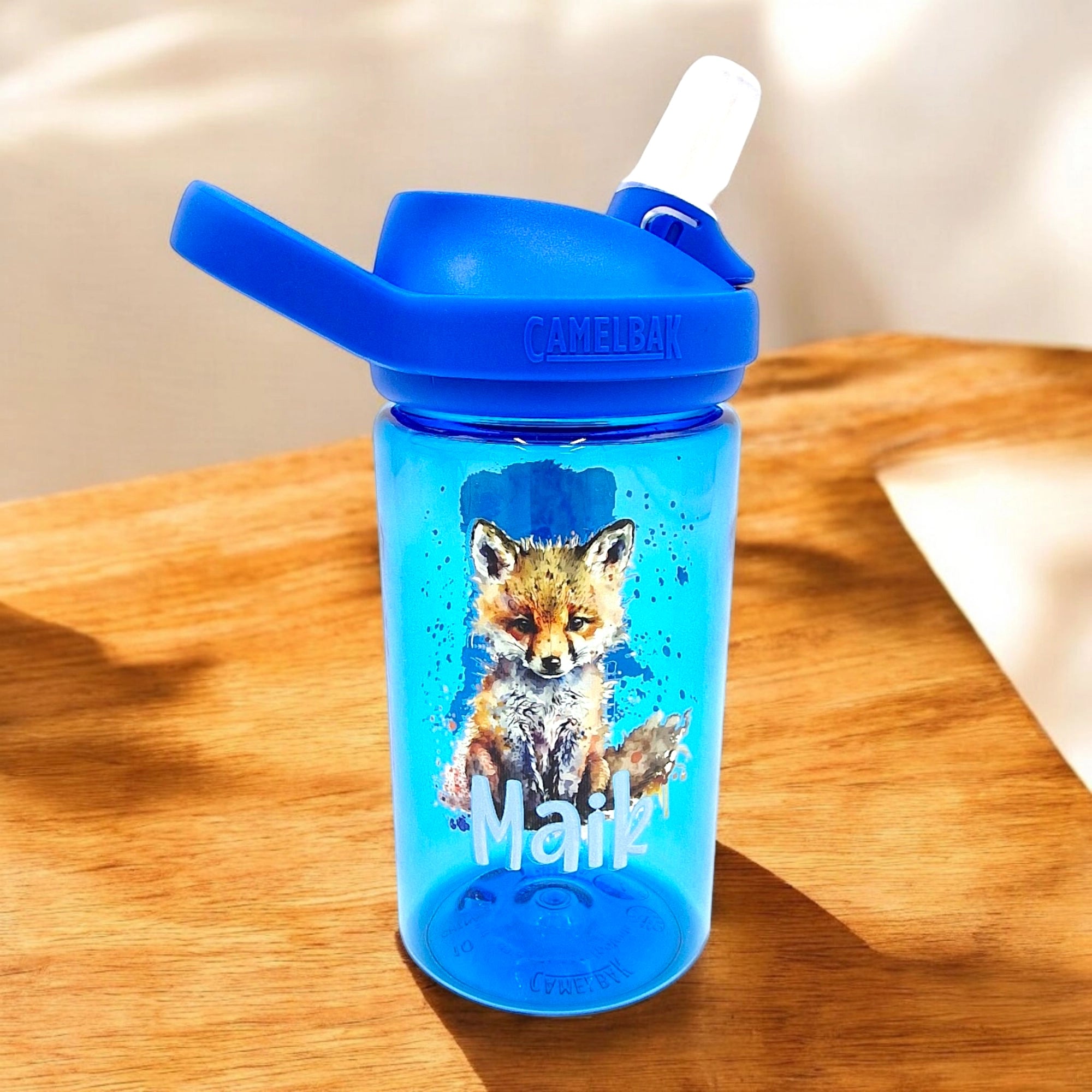 Blaue eddy Camelbak Trinkflasche für Kinder, mit Fuchsmotiv und mit Namen personalisiert. Blauer Aufsatz mit Strohhalm.