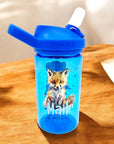 Blaue eddy Camelbak Trinkflasche für Kinder, mit Fuchsmotiv und mit Namen personalisiert. Blauer Aufsatz mit Strohhalm.