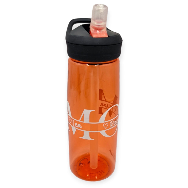 Camelbak Trinkflasche Mama pink. Rosa Camelbak Trinkflasche mit MOM (Mama) Schriftzug und die Kindernamen mit Herz darüber personalisiert. Schwarzer Verschlussgriff mit durchsichtigem Strohhalm