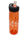 Camelbak Trinkflasche Mama pink. Rosa Camelbak Trinkflasche mit MOM (Mama) Schriftzug und die Kindernamen mit Herz darüber personalisiert. Schwarzer Verschlussgriff mit durchsichtigem Strohhalm