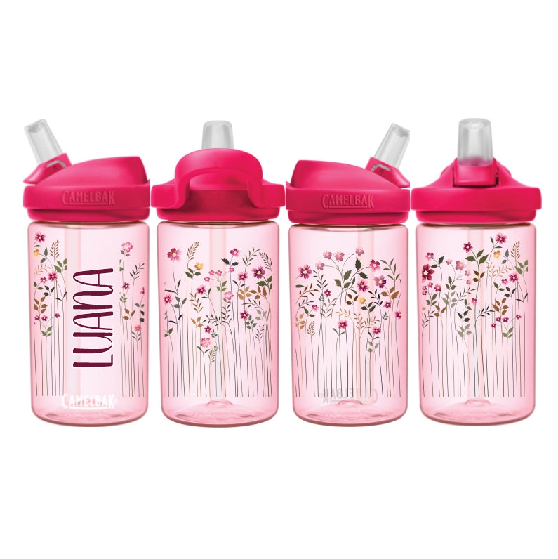 Rote eddy Camelbak Trinkflasche für Kinder, mit Blumenwiesen-Motiv und mit Namen personalisiert. Roter Aufsatz mit Strohhalm.