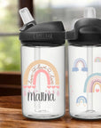 Camelbak Kinder Trinkflasche Regenbogen. Clear weisse eddy Camelbak Trinkflasche für Kinder, mit Boho Regenbogen-Motiv und mit Namen personalisiert. Schwarzer Aufsatz mit Strohhalm.