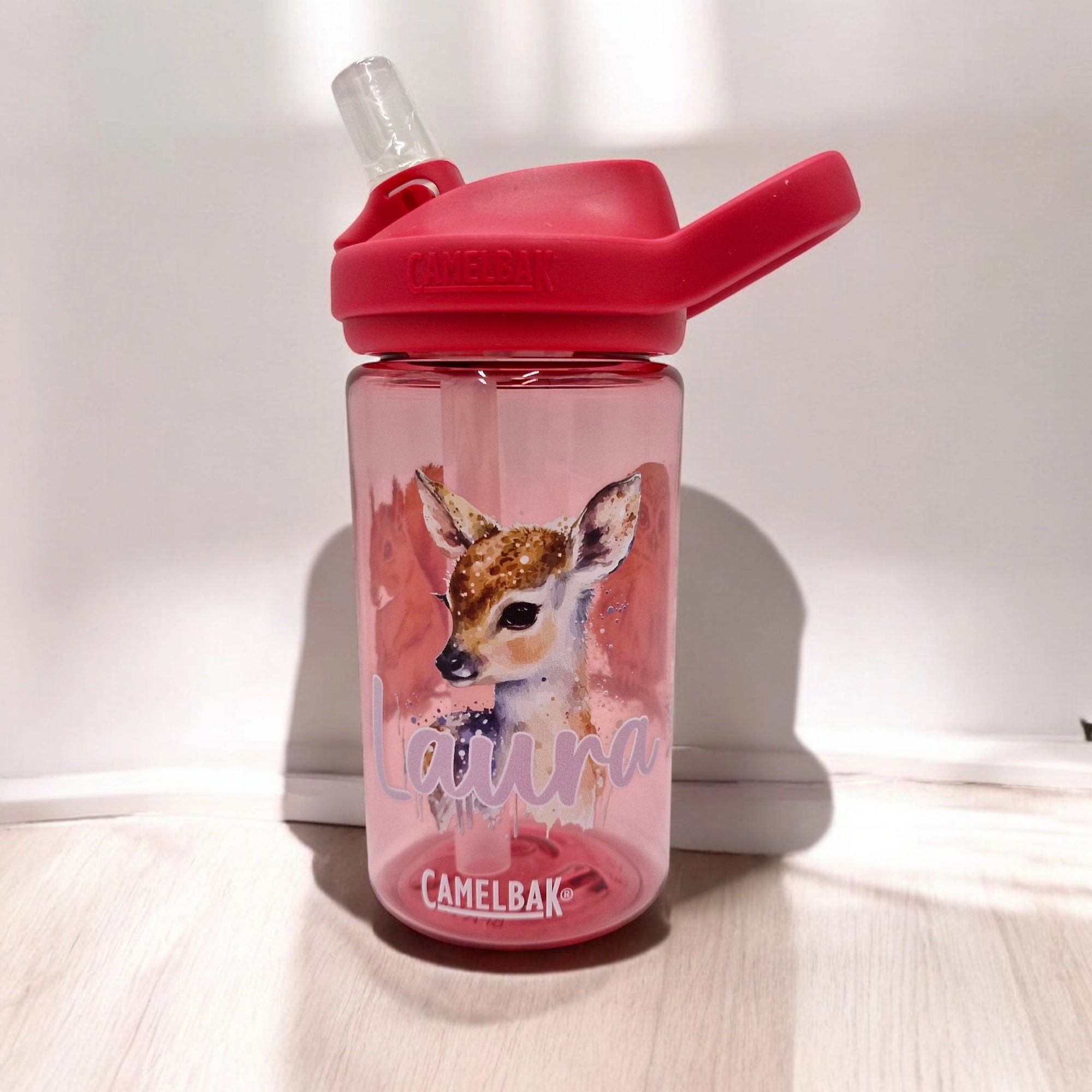 Blaue eddy Camelbak Trinkflasche für Kinder, mit Waldtiere Mädchen und mit Namen personalisiert. Pinker Aufsatz mit Strohhalm.