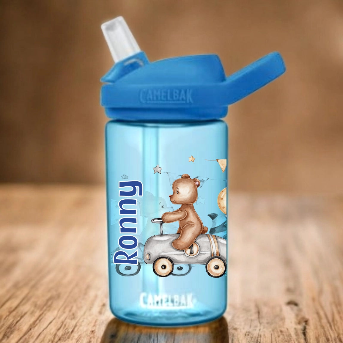 camelbak blau mit blauem Aufsatz und stohhalm bedruckt mit Walttiere in Rennautos und Namen personalisiert