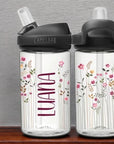 Camelbak Kinder Trinkflasche Blumenwiese. Clear Weisse eddy Camelbak Trinkflasche für Kinder, mit Blumenwiesen-Motiv und mit Namen personalisiert. Schwarzer Aufsatz mit Strohhalm.