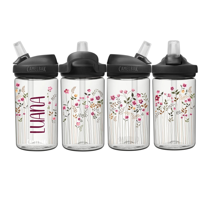 Camelbak Kinder Trinkflasche Blumenwiese. Clear Weisse eddy Camelbak Trinkflasche für Kinder, mit Blumenwiesen-Motiv und mit Namen personalisiert. Schwarzer Aufsatz mit Strohhalm.