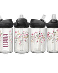 Camelbak Kinder Trinkflasche Blumenwiese. Clear Weisse eddy Camelbak Trinkflasche für Kinder, mit Blumenwiesen-Motiv und mit Namen personalisiert. Schwarzer Aufsatz mit Strohhalm.