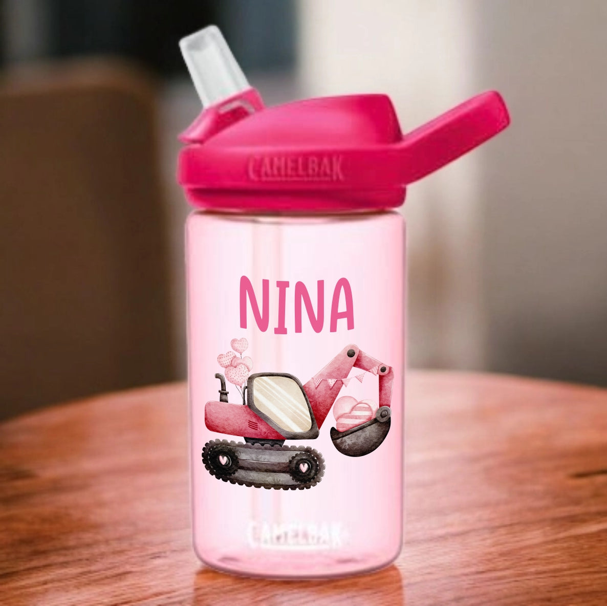 pinke camelbak mit passendem strohhalm aufsatz personalisiert mit namen und einem pinken Bagger