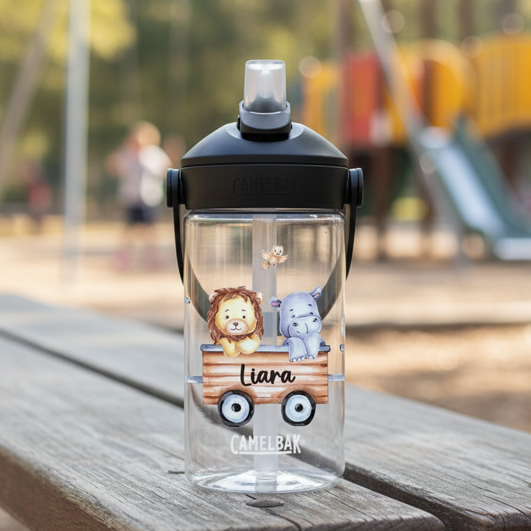 camelbak Trinkflasche auf kinderspielplatz mit safarizug Motiv und Namen personalisiert