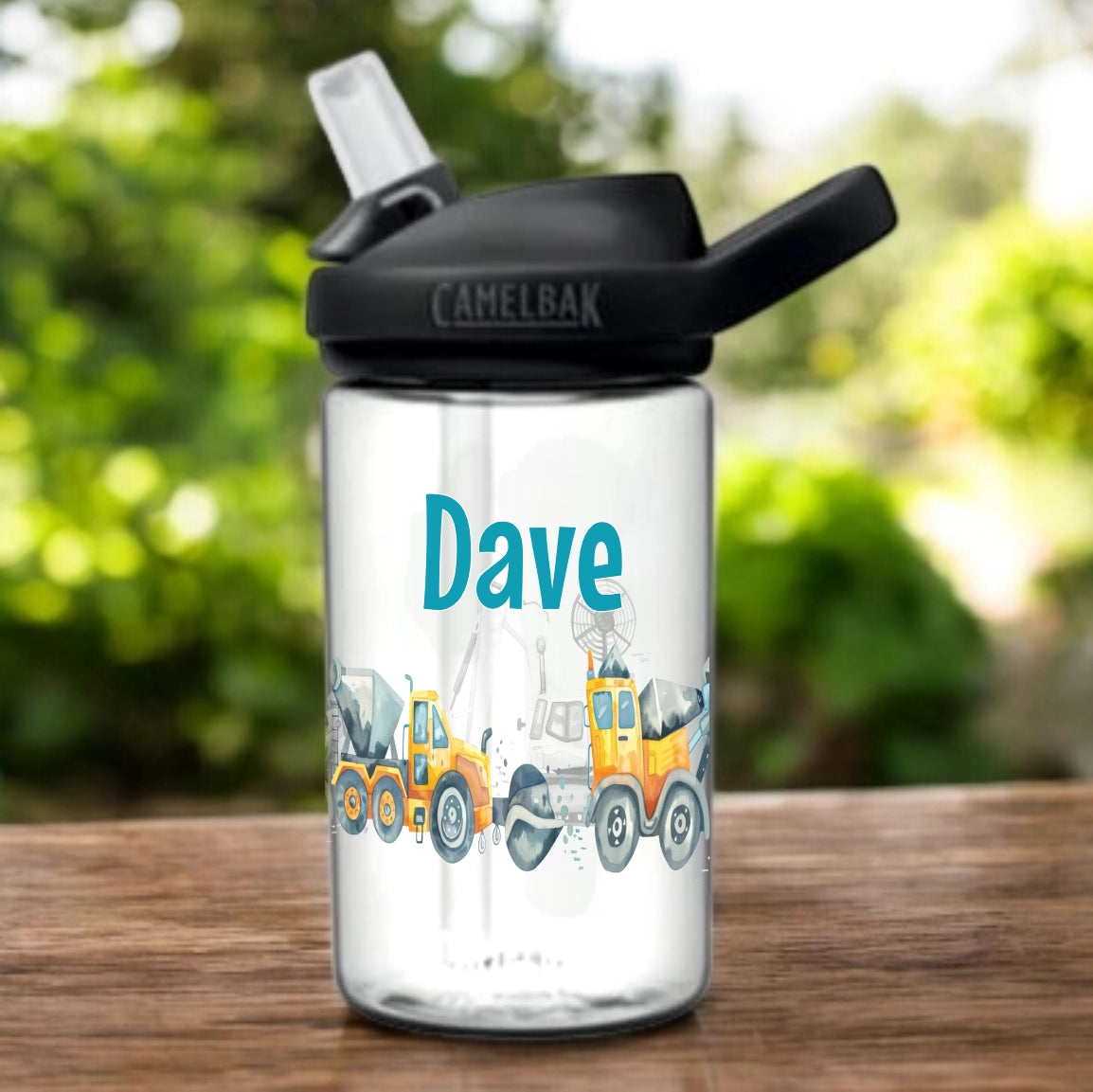 camelbak clear weiss mit schwarzem Aufsatz und stohhalm bedruckt mit Baufahrzeugen und Namen personalisiert