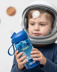 junge hält seine personalisierte trinkflasche mit weltall motiv in den händen