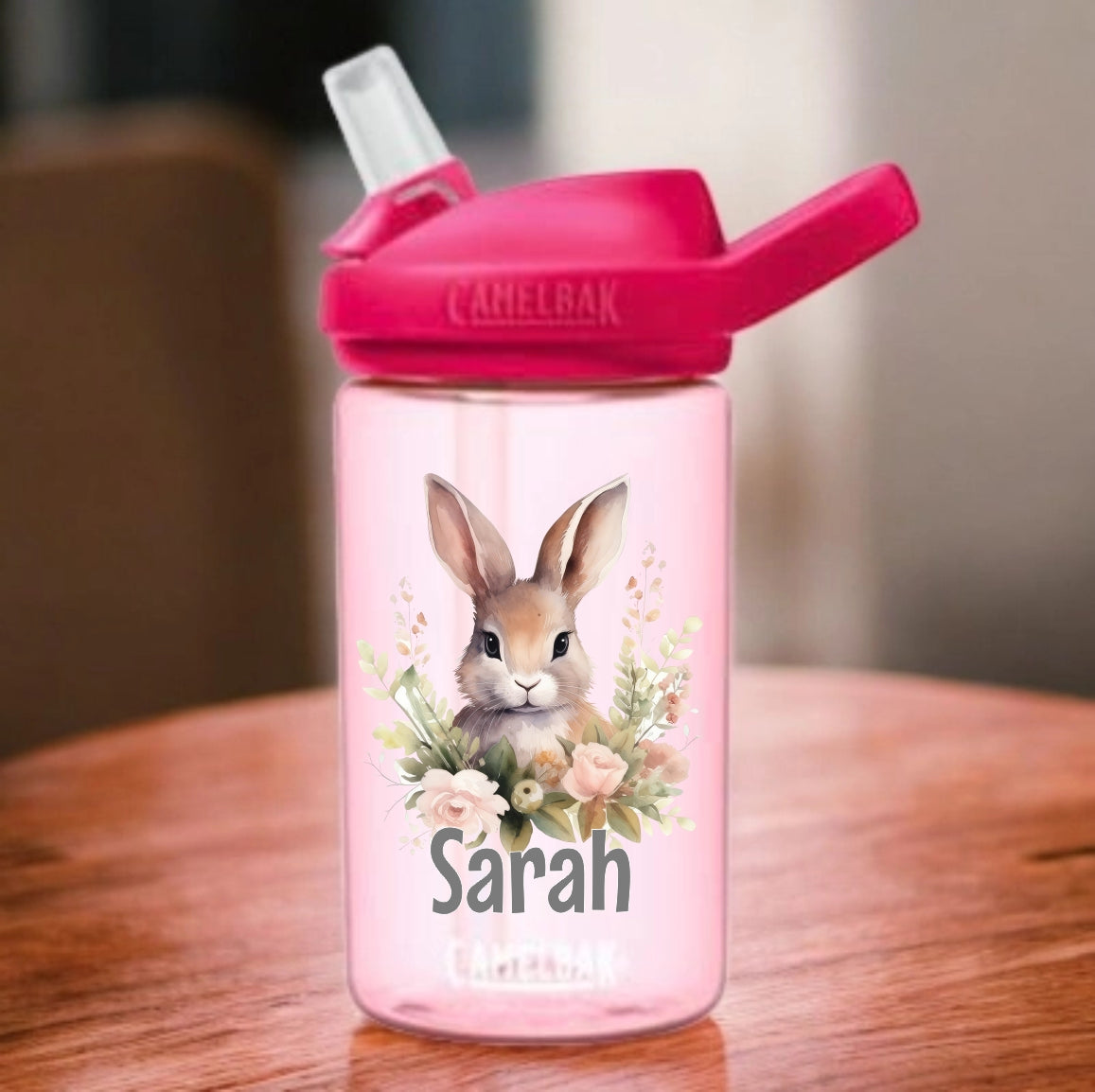 pinke camelbak mit passendem strohhalm aufsatz personalisiert mit namen und einem süssem bohohase motiv