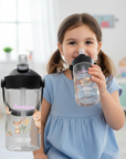 camelbak trinklflashe clear in der Hand eines süssen mädchen mit waldtieren und Namen personalisiert