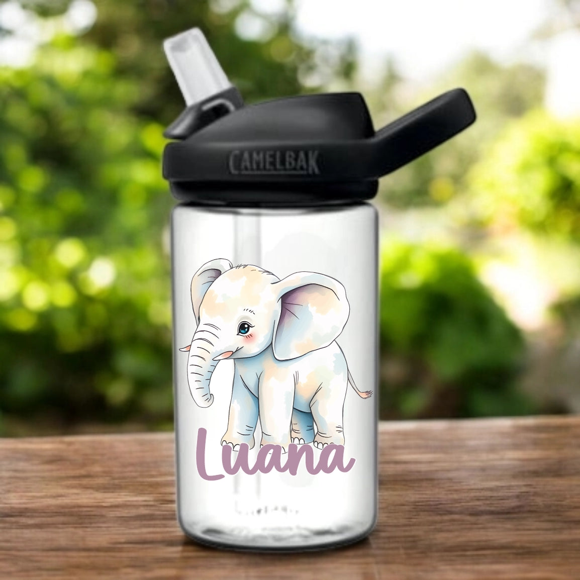 Camelbak Kinder Trinkflasche Elefant. Clear Weisse eddy Camelbak Trinkflasche für Kinder, mit Tier-Motiv und mit Namen personalisiert. Schwarzer Aufsatz mit Strohhalm.