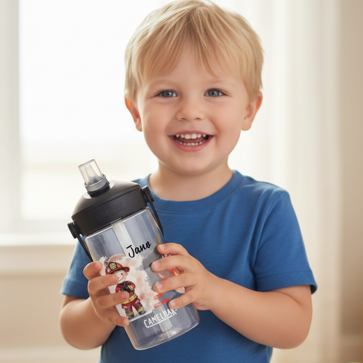 süsser blonder junge welche seine personalisierte trinkflasche in der hand hält