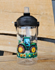 kleiner junge mit camelbak trinkfalsche und john deere motive und namen personalisiert auf einer wiese 