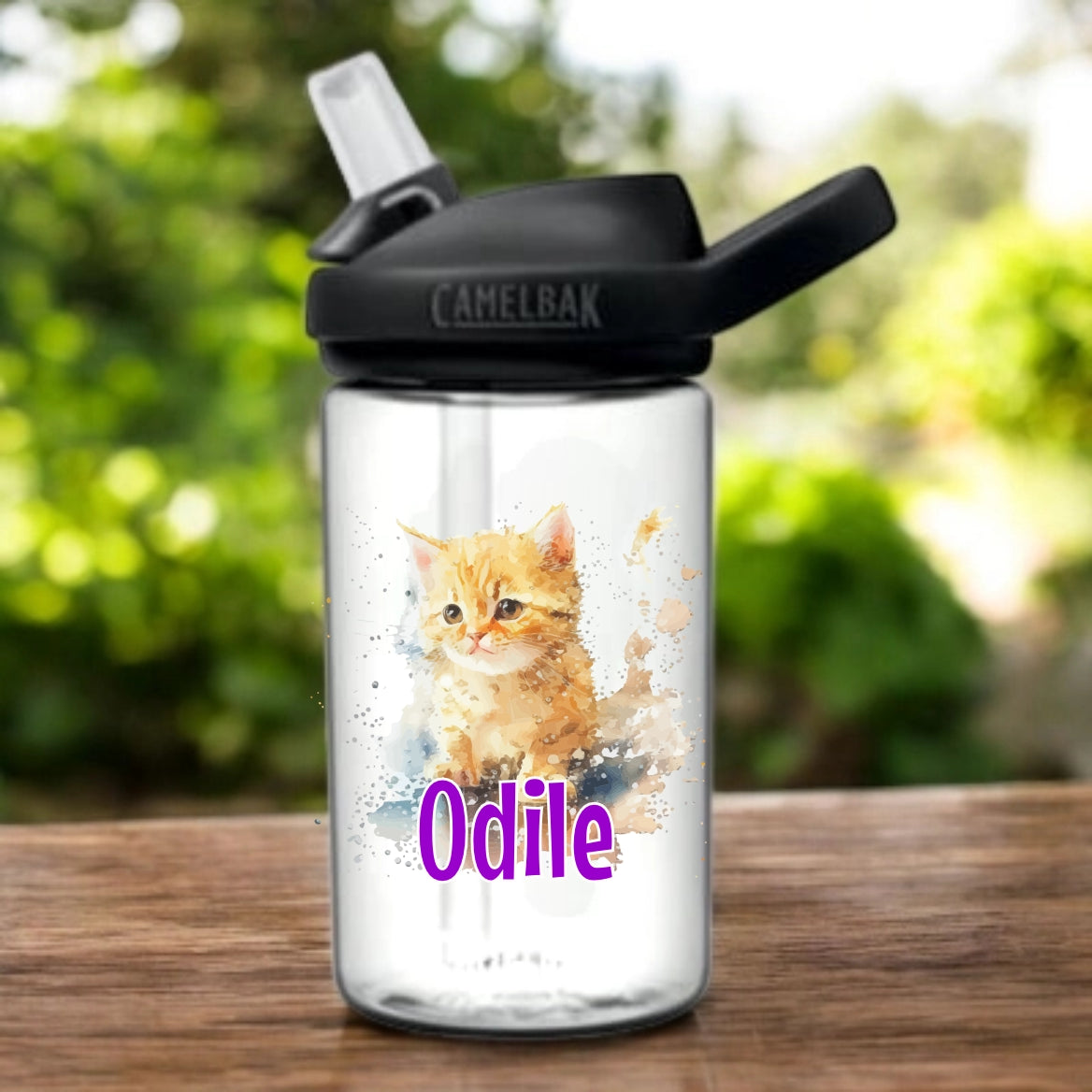 Camelbak Kinder Trinkflasche Katze. Clear Weisse eddy Camelbak Trinkflasche für Kinder, mit Tier-Motiv und mit Namen personalisiert. Schwarzer Aufsatz mit Strohhalm.