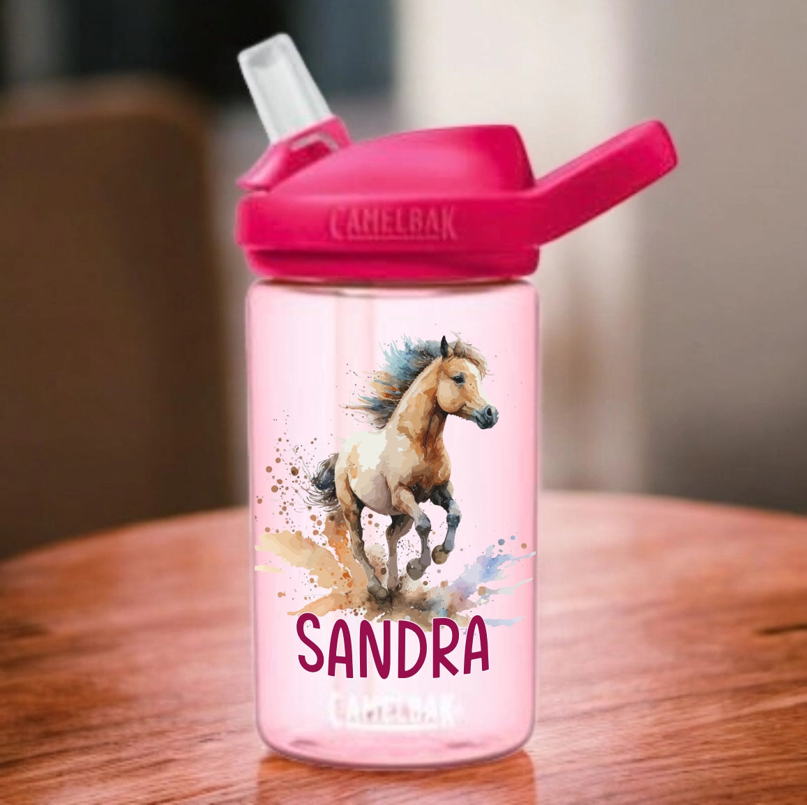 pinke camelbak mit passendem strohhalm aufsatz personalisiert mit namen und einem süssem pferdemotiv