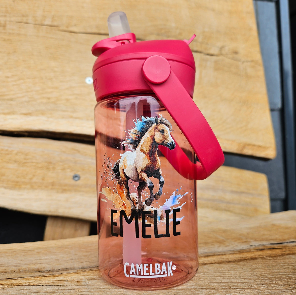 pinke camelbak mit passendem strohhalm aufsatz personalisiert mit namen und einem süssem pferdemotiv