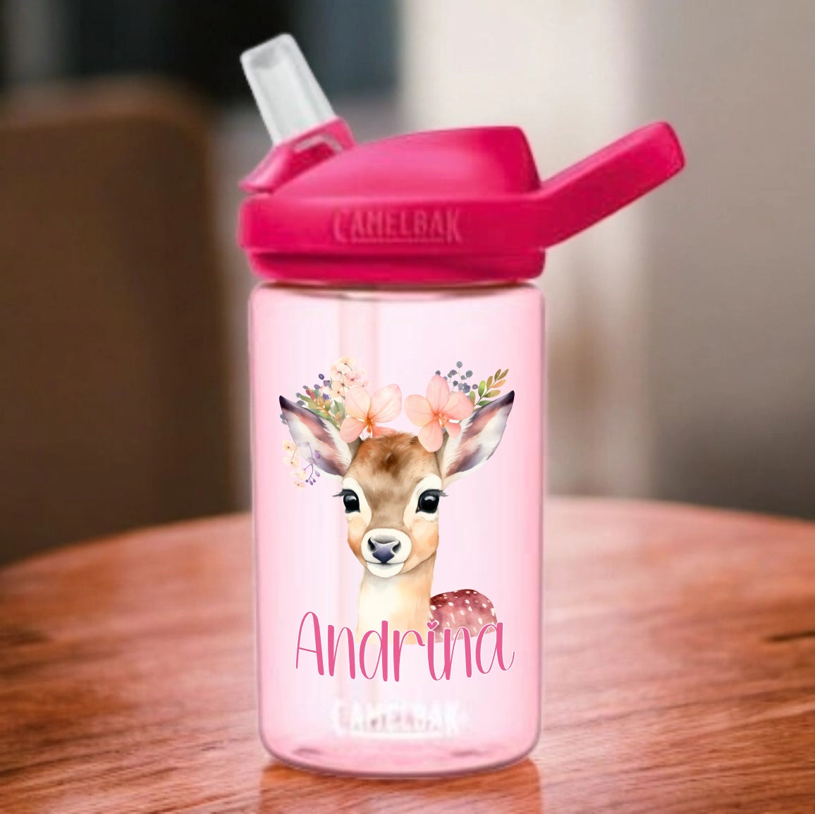 pinke camelbak mit passendem strohhalm aufsatz personalisiert mit namen und einem süssem reh pink motiv