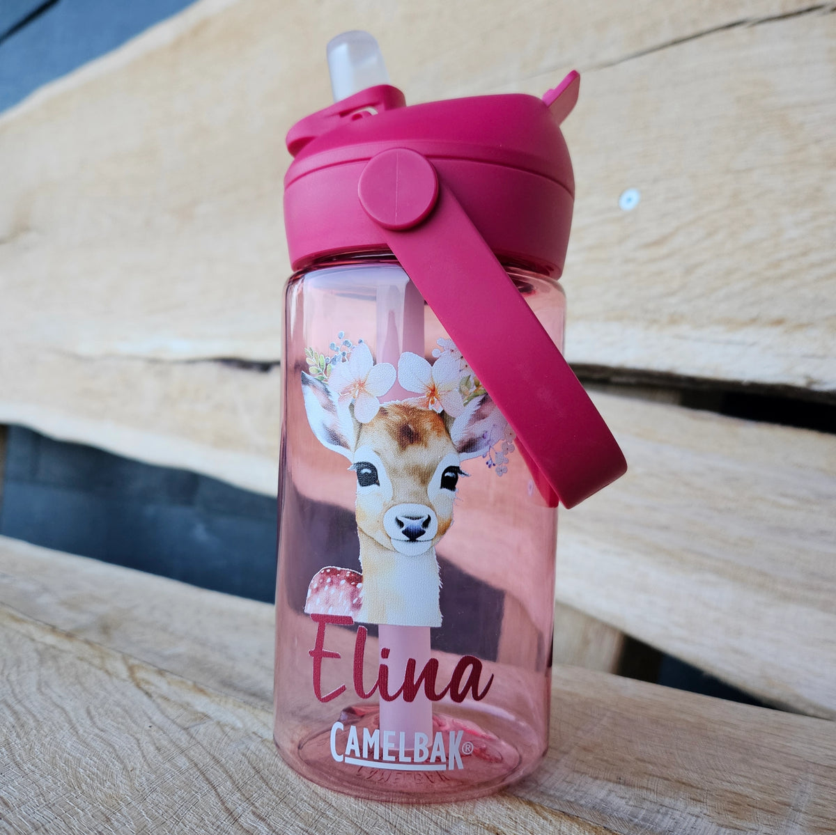 pinke camelbak mit passendem strohhalm aufsatz personalisiert mit namen und einem süssem reh pink motiv