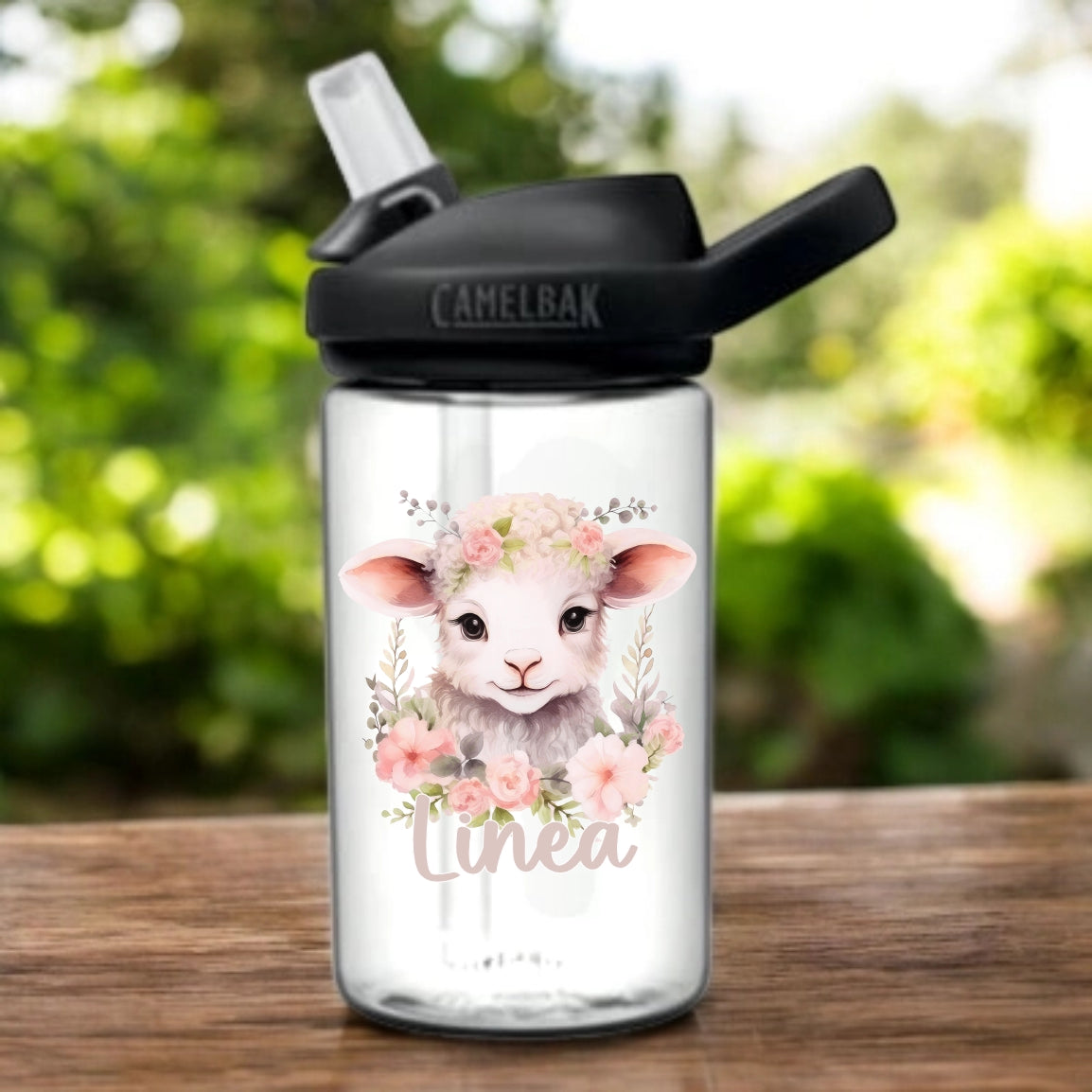 Camelbak Kinder Trinkflasche Schäfchen. Clear Weisse eddy Camelbak Trinkflasche für Kinder, mit Tier-Motiv und mit Namen personalisiert. Schwarzer Aufsatz mit Strohhalm.