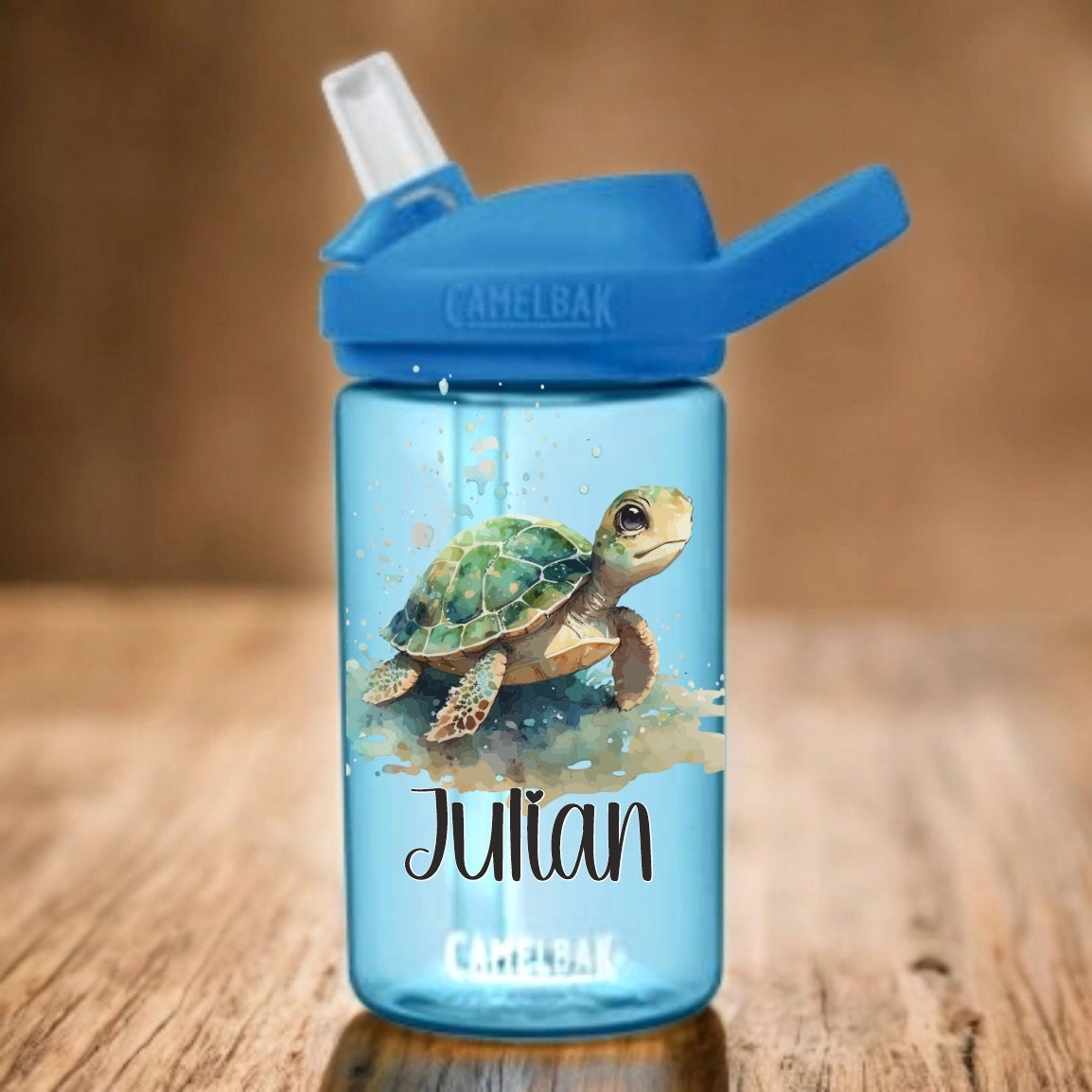 camelbak blau mit blauem Aufsatz und stohhalm bedruckt mit Schildkröte und personalisiert mit Namen