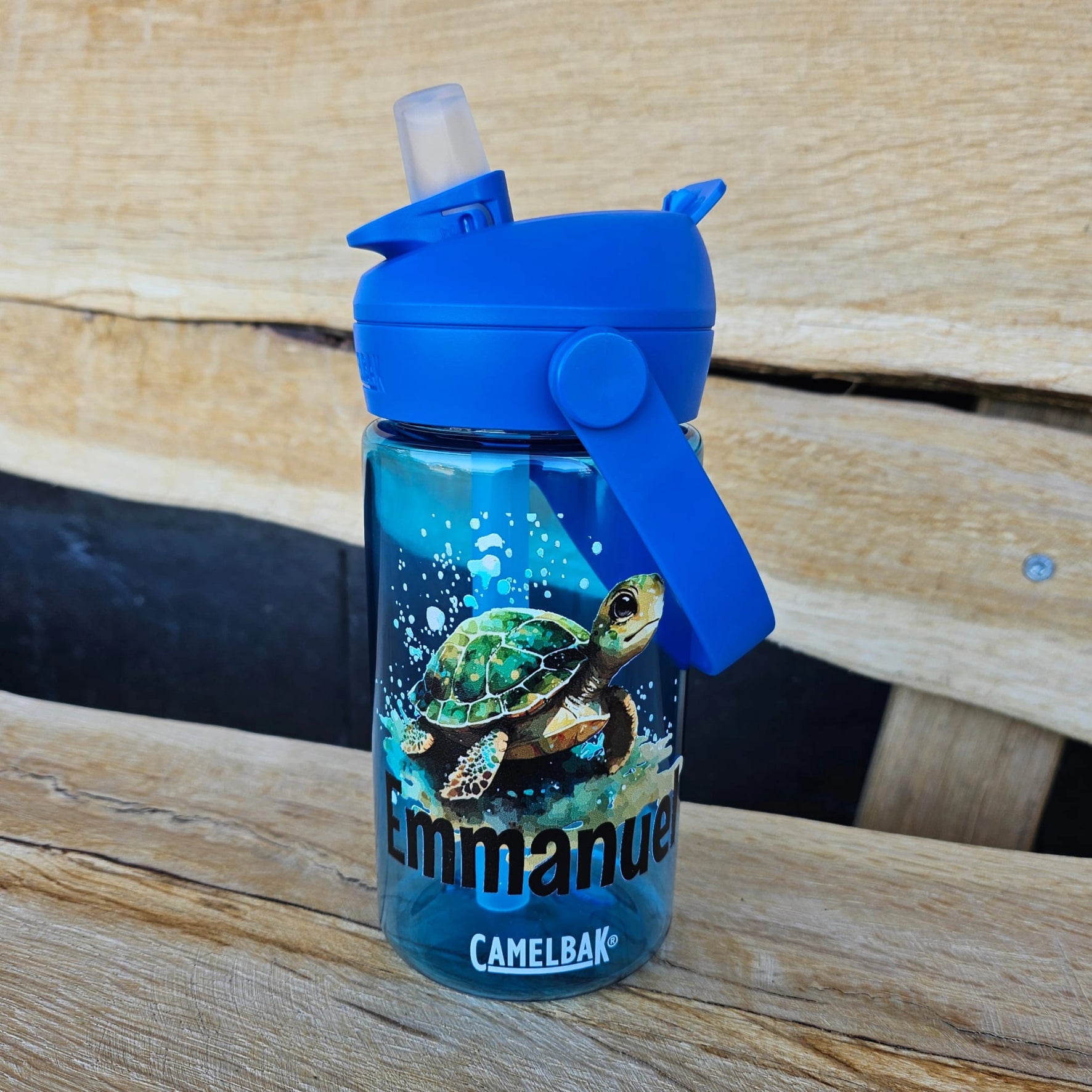 camelbak blau mit blauem Aufsatz und stohhalm bedruckt mit Schildkröte und personalisiert mit Namen