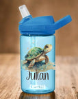 camelbak blau mit blauem Aufsatz und stohhalm bedruckt mit Schildkröte und personalisiert mit Namen