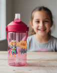 pinke camelbak trinkflasche mit Superheldin Motiv und glücklichem mädchen im hintergrund