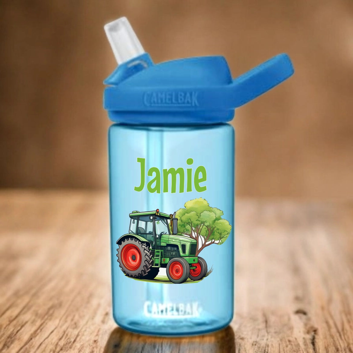 camelbak blau mit blauem Aufsatz und stohhalm bedruckt mit grünem Traktor und personalisiert mit Namen