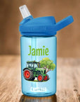 camelbak blau mit blauem Aufsatz und stohhalm bedruckt mit grünem Traktor und personalisiert mit Namen
