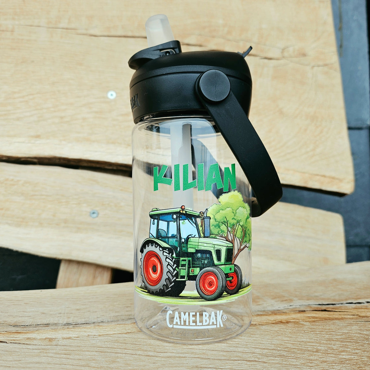 camelbak blau mit blauem Aufsatz und stohhalm bedruckt mit grünem Traktor und personalisiert mit Namen