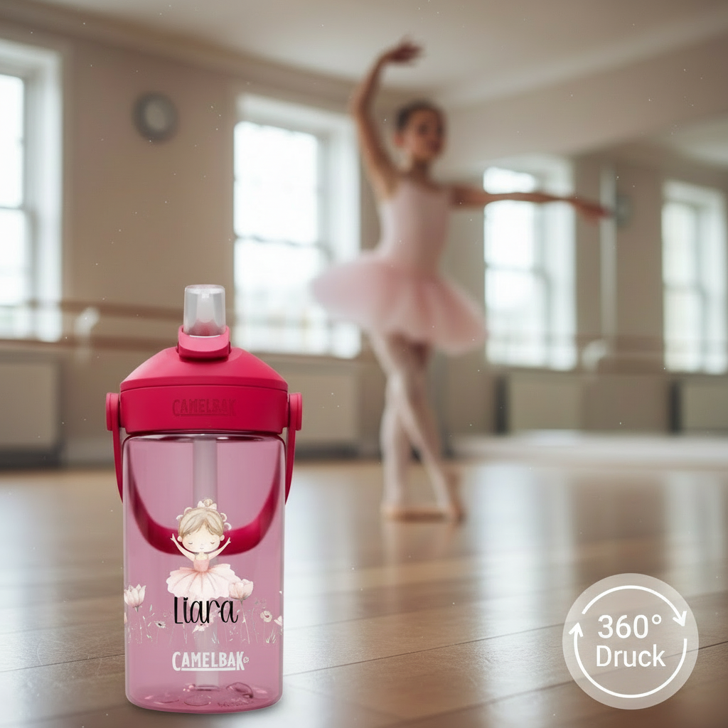 schöne pinke camelbak trikflasche mit ballerina und namen bedruckt im hintergrund tanzt ein mädchen