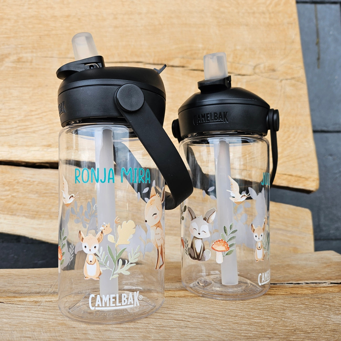 camelbak trinklflashe clear in der Hand eines süssen mädchen mit waldtieren und Namen personalisiert