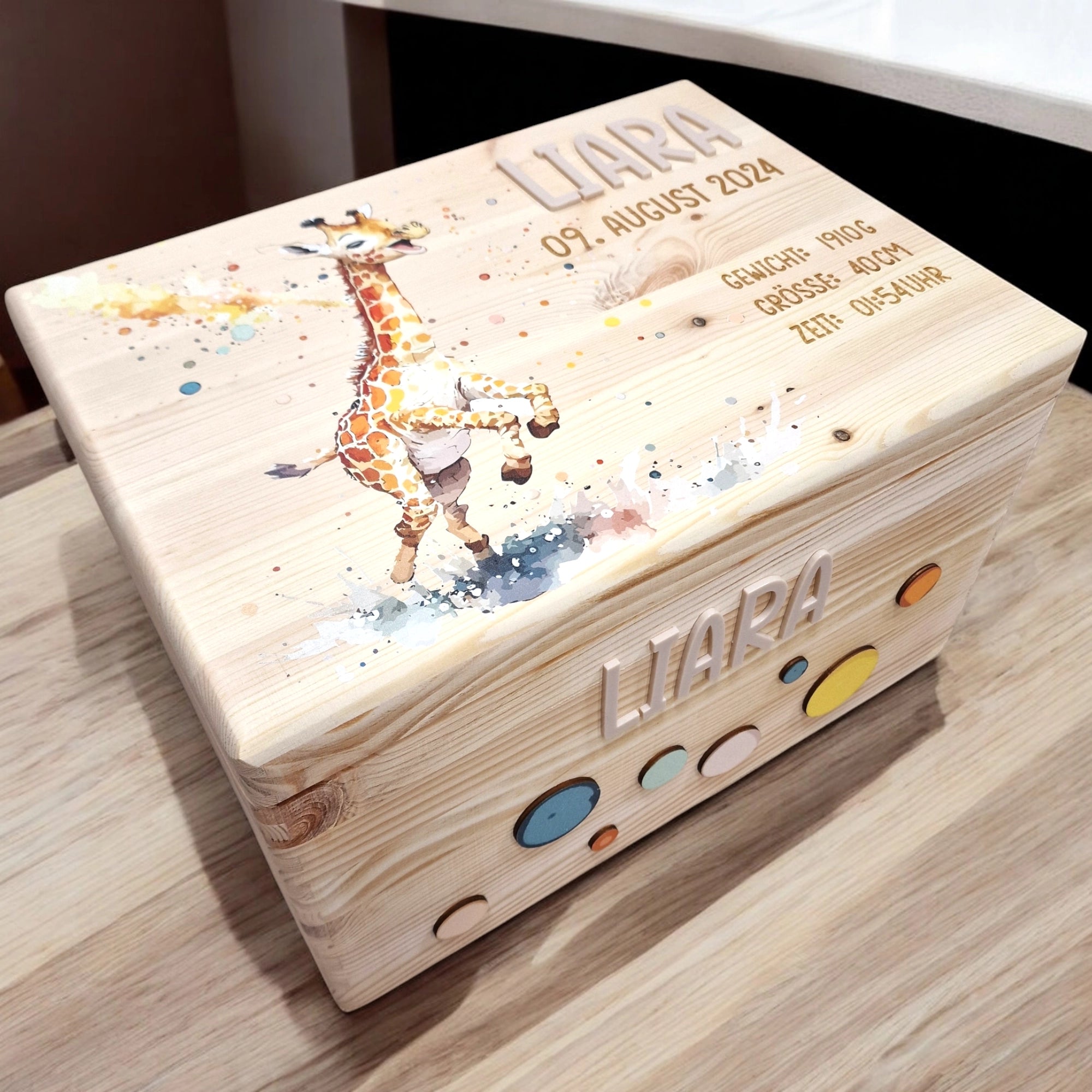 erinnerungskiste aus holz mit einer happy Giraffe bedruckt und personalisiert mit 3D Namen mit Geburtsdaten gelasert