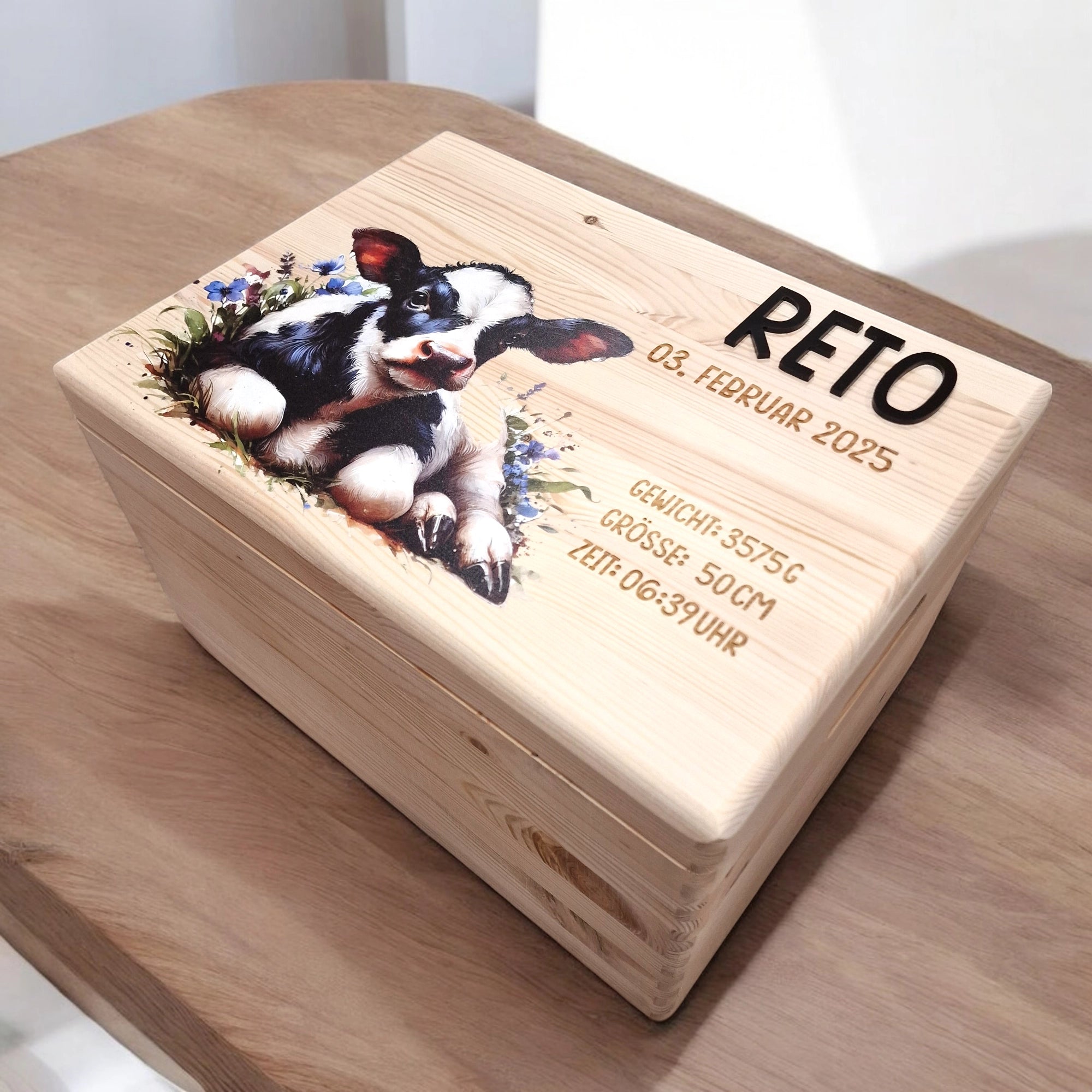 wunderschöne holz erinnerungskiste mit Kalb Holstein bedruckt mit 3D Acrylglas Namen personalisiert und Geburtsdaten gelasert