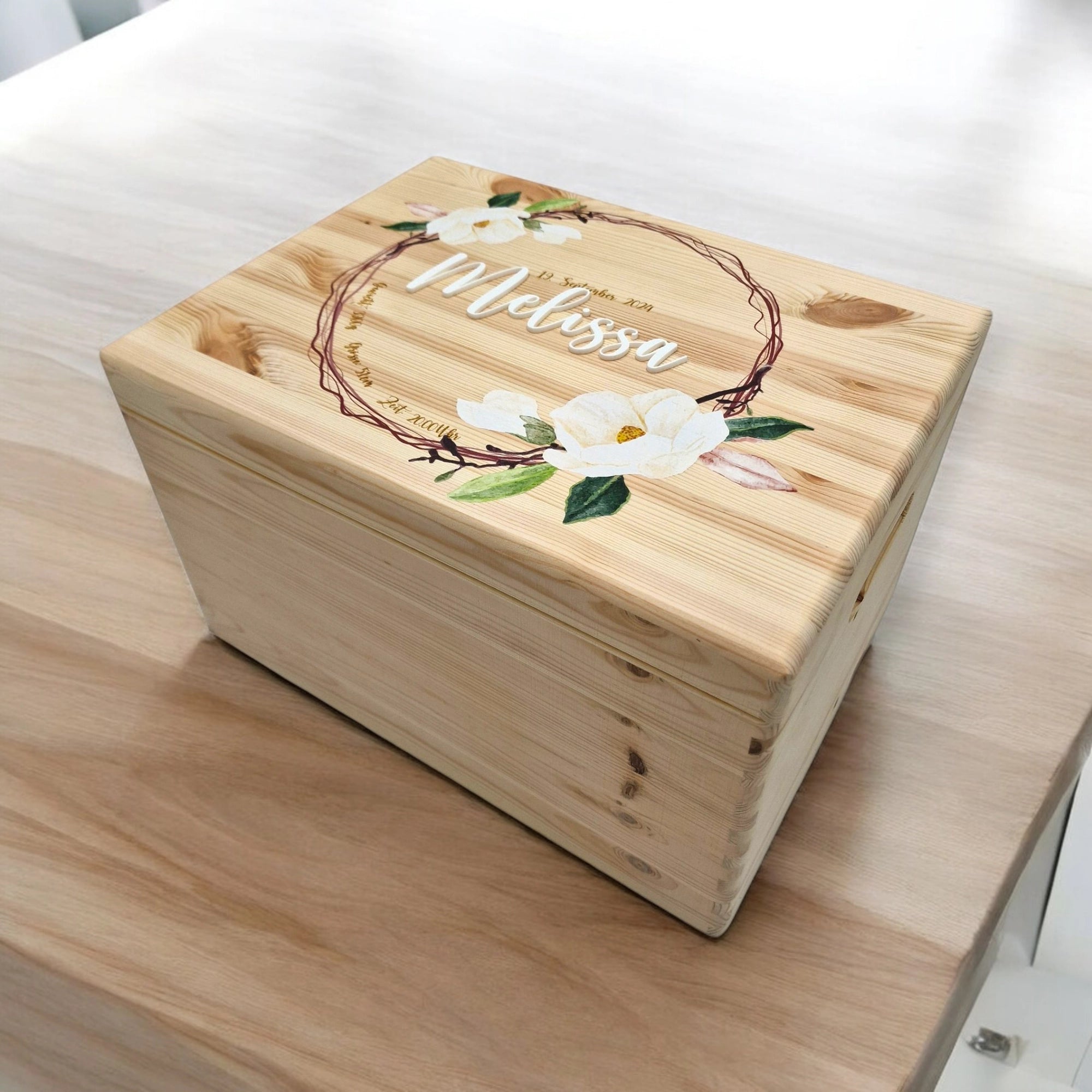 schöne erinnerungskiste mangolien blumen von uns designt mit namen aus acryl und geburtsdaten gelasert personalisierbar