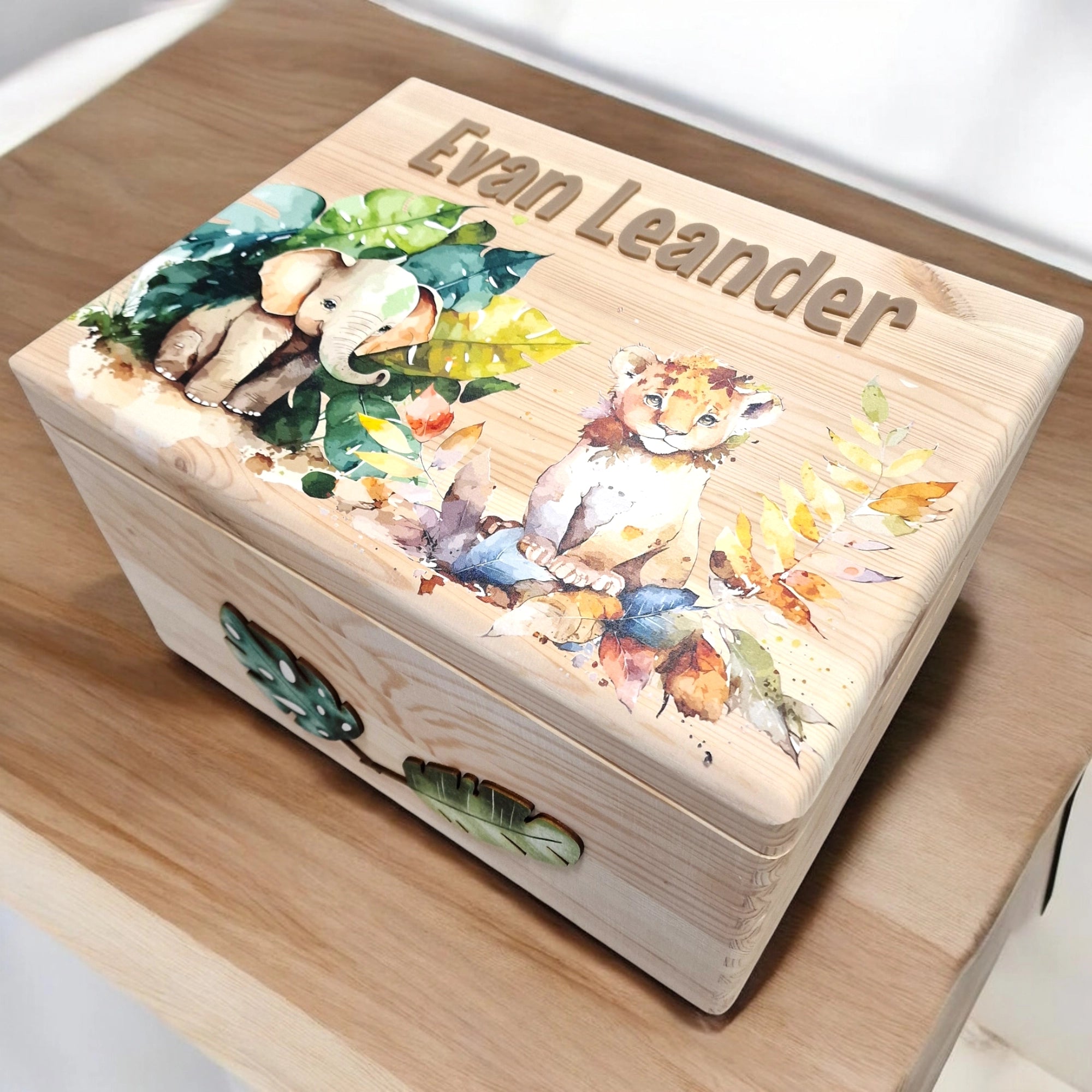 wunderschöne holz erinnerungskiste mit Elefant und Löwe als Safaridesign bedruckt mit 3D Acrylglas Namen personalisiert