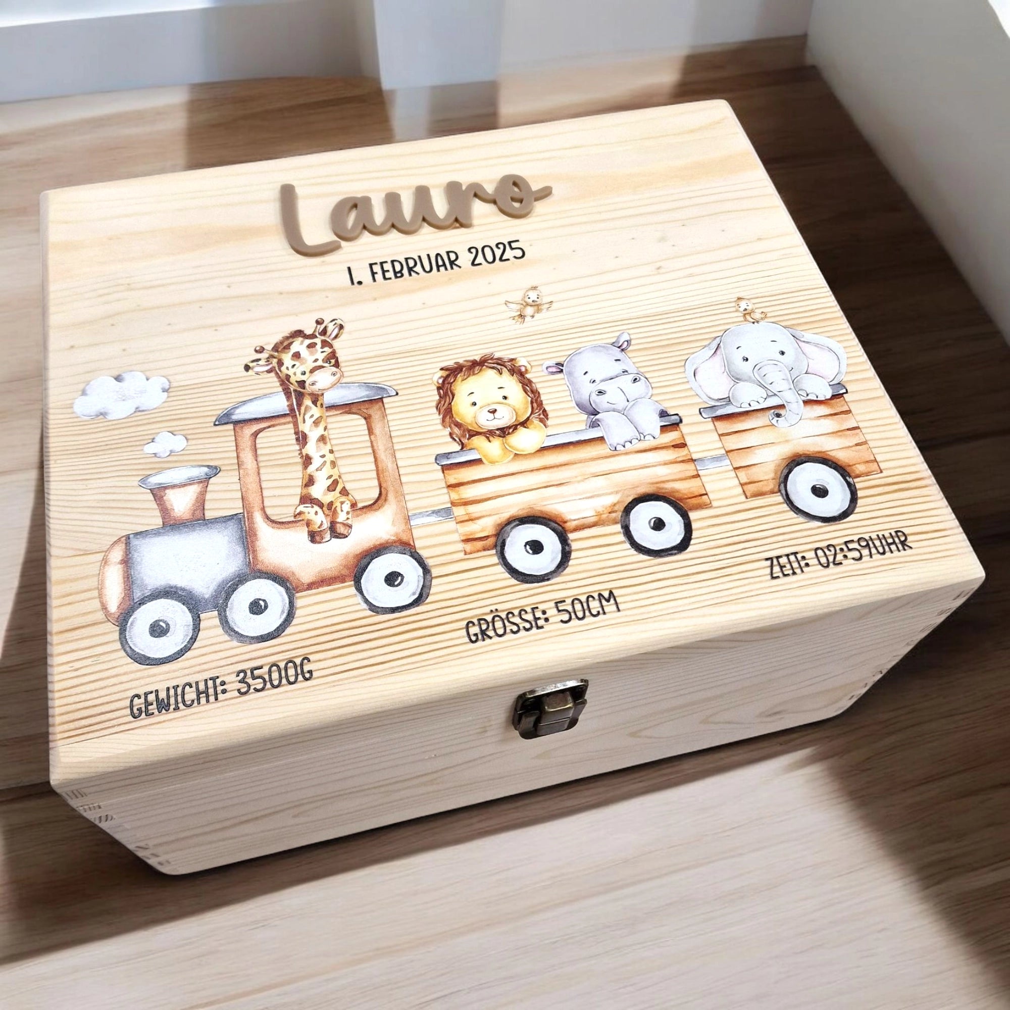 Süsser safarizug auf holzkiste bedruckt mit Geburtsdaten und 3D Namen aus Acrylglas veredelt