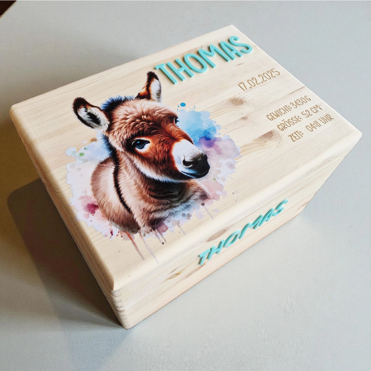 erinnerungskiste aus holz mit einem süssen Eseli bedruckt und personalisiert mit 3D Namen mit Geburtsdaten gelasert