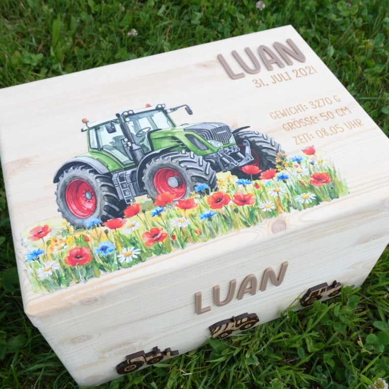 personalisierte erinnerungskiste f power traktor aus holz mit name für wertvolle kindheitserinnerungen