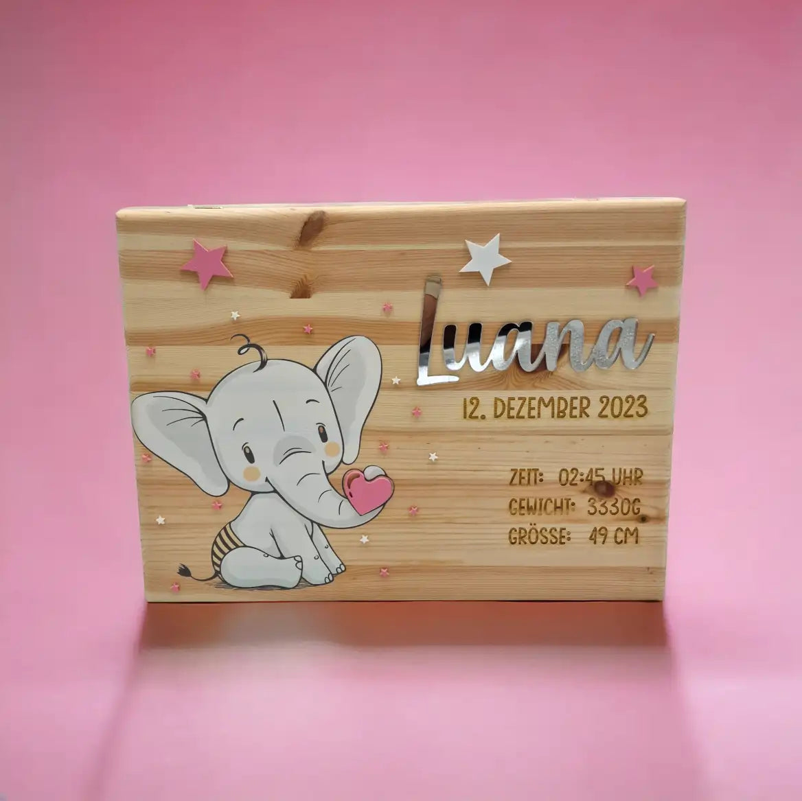Deckel von holziger Erinnerungskiste mit Elefant Motiv und Sternen sowie personalisiert mit silbrigem Namen und Geburtsdaten.