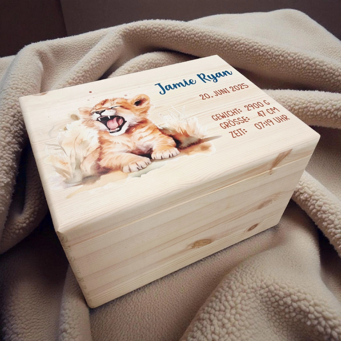 hübsche grosse erinnerungskiste mit löwen motiv bedruckt und personalisierbar mit Namen und Geburtzsdaten